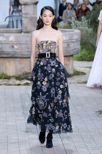 Chanel-Haute-Couture-SS20-Paris-2590-1579602538.thumb.jpg.8778c3f1879cba0bc1ad113baebc0f6e.jpg