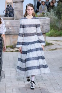 Chanel-Haute-Couture-SS20-Paris-2639-1579602576.thumb.jpg.2627157d4ffd84189d121aaddf15623f.jpg