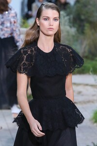 Chanel-Haute-Couture-SS20-Paris-2666-1579602604.thumb.jpg.c182fb395302672c3fc2c5a3125772e9.jpg