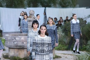 Chanel-Haute-Couture-SS20-Paris-2756-1579602847.thumb.jpg.a69ef2a6424c368ede7699d4763d9209.jpg