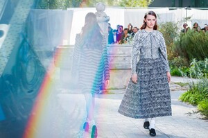 Chanel-Haute-Couture-SS20-Paris-42418-1579609405.thumb.jpg.8da45baffee108817f93c913397e987f.jpg