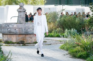 Chanel-Haute-Couture-SS20-Paris-42513-1579609501.thumb.jpg.c3cbec0f8c4d650a0bf8d7804b3928dc.jpg