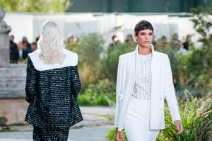 Chanel-Haute-Couture-SS20-Paris-42520-1579609504.thumb.jpg.562d9213b1d42f8ae05fe0ff1e2f5bf6.jpg