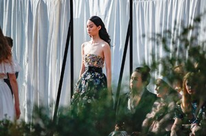 Chanel-Haute-Couture-SS20-Paris-42834-1579609807.thumb.jpg.d176463fc691602391a94f4113786422.jpg