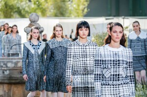 Chanel-Haute-Couture-SS20-Paris-43055-1579610173.thumb.jpg.bf6b214d04fa7de289394cb1ca3fdb5e.jpg