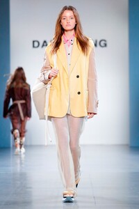 Damo-Wang-RTW-SS20-New-York-0952-1567783373.thumb.jpg.95f46852f8517cf8eaee68005230d52e.jpg