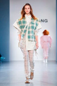 Damo-Wang-RTW-SS20-New-York-0976-1567783465.thumb.jpg.1fc2245c20af819757bae7dbc8651e95.jpg