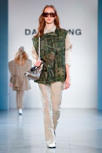 Damo-Wang-RTW-SS20-New-York-1019-1567783598.thumb.jpg.cc732fb109b5dfdcf2c14be15677e189.jpg