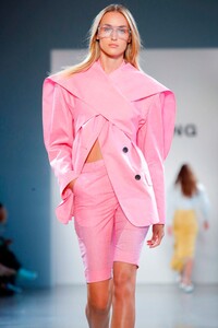 Damo-Wang-RTW-SS20-New-York-1035-1567783659.thumb.jpg.8d1a3c51c986fb74be092db064f073dc.jpg