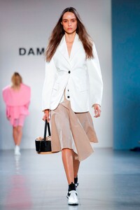 Damo-Wang-RTW-SS20-New-York-1041-1567783680.thumb.jpg.aec52076f967d2355ea20c4dc104f576.jpg