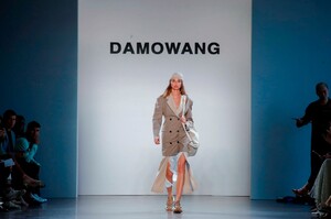 Damo-Wang-RTW-SS20-New-York-1077-1567783784.thumb.jpg.a65cd21ef4667743d9457c94327d0082.jpg