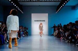 Damo-Wang-RTW-SS20-New-York-1078-1567783786.thumb.jpg.93e920a2e1f4923119c85e6cc0926baa.jpg