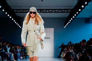 Damo-Wang-RTW-SS20-New-York-1160-1567784073.thumb.jpg.5cae56dd9271e25a4f40670d1874a1d4.jpg