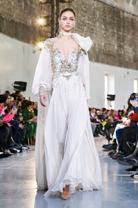 Elie-Saab-Haute-Couture-SS20-Paris-0657-1579698317.thumb.jpg.592af0355a7563b5d7b002036e3d4132.jpg
