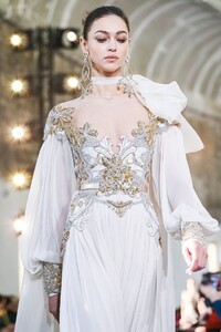 Elie-Saab-Haute-Couture-SS20-Paris-0658-1579698319.thumb.jpg.a7521557d30db70d1d58118e4b2aecd5.jpg