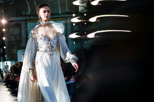 Elie-Saab-Haute-Couture-SS20-Paris-45524-1579698342.thumb.jpg.6512737313faa6e59e3031ee606270ae.jpg