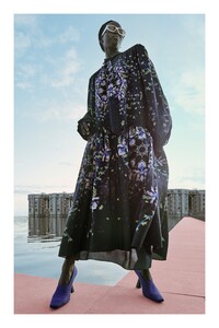 GIVENCHY_FALL20_VOGUE_01.thumb.jpg.c0ae869808eb7ad958688b7be9844c68.jpg