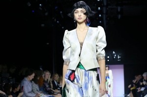 Giorgio-Armani-Prive-Haute-Couture-SS20-Paris-0154-1579634771.thumb.jpg.ebbdf5be3c09894f0d935c2cde10e7a4.jpg