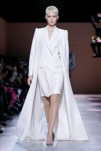 Givenchy-Haute-Couture-SS20-Paris-3237-1579638642.thumb.jpg.46b93cf89eb37679102ae808d7eff516.jpg