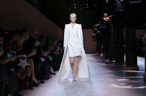 Givenchy-Haute-Couture-SS20-Paris-3241-1579638644.thumb.jpg.bdd08936a80e20b2d6748bc4015001c4.jpg