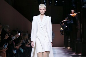 Givenchy-Haute-Couture-SS20-Paris-3243-1579638645.thumb.jpg.383d9c6ae3e640e06fbe499f537911b9.jpg