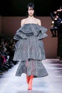 Givenchy-Haute-Couture-SS20-Paris-3270-1579638683.thumb.jpg.7b6470fa1c6d4df8ce246a33622099e1.jpg