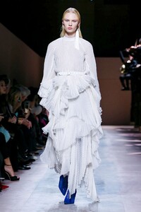 Givenchy-Haute-Couture-SS20-Paris-3282-1579638692.thumb.jpg.6cdff0c1cb87aa12a1c237f4e3b8f2f9.jpg