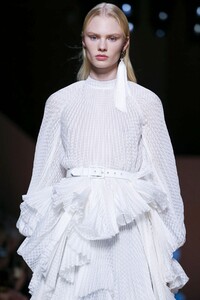 Givenchy-Haute-Couture-SS20-Paris-3285-1579638694.thumb.jpg.25bad57e3eef02a130ddbcfdc11afc80.jpg
