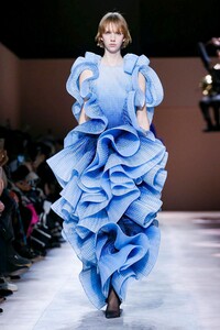 Givenchy-Haute-Couture-SS20-Paris-3294-1579638705.thumb.jpg.eae28ef098658960b0903e58b65b06c2.jpg