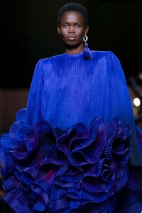 Givenchy-Haute-Couture-SS20-Paris-3306-1579638725.thumb.jpg.9096e51536994f4f1b0c28e4c82111a4.jpg
