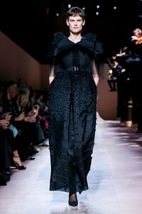 Givenchy-Haute-Couture-SS20-Paris-3314-1579638734.thumb.jpg.5437c5dc7f44a9d4323eafbfb2902404.jpg