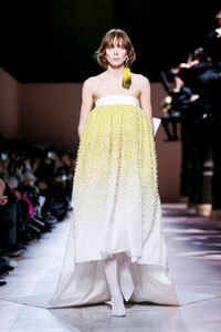 Givenchy-Haute-Couture-SS20-Paris-3331-1579638755.thumb.jpg.4de7f02d828e49a5aa126f4668617bd0.jpg