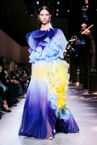 Givenchy-Haute-Couture-SS20-Paris-3408-1579638838.thumb.jpg.502affd2d0a79dc1536bed05f947949e.jpg