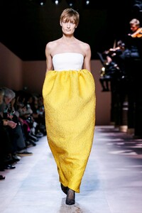 Givenchy-Haute-Couture-SS20-Paris-3423-1579638845.thumb.jpg.8c01399e496ff5ef697c1e0bee75140d.jpg