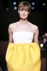 Givenchy-Haute-Couture-SS20-Paris-3424-1579638846.thumb.jpg.85e11954dc8c3910c36ec40389cdc385.jpg