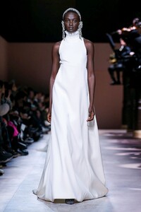 Givenchy-Haute-Couture-SS20-Paris-3470-1579638894.thumb.jpg.701332ba67dffbba2a5c6db7d70fed43.jpg