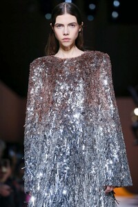Givenchy-Haute-Couture-SS20-Paris-3502-1579638915.thumb.jpg.a95821a40df5137b74a885ec965f1c45.jpg