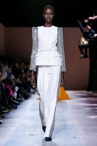 Givenchy-Haute-Couture-SS20-Paris-3510-1579638925.thumb.jpg.e67eb15e49bc0690aa0c7af1f196c35a.jpg