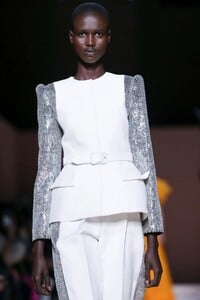 Givenchy-Haute-Couture-SS20-Paris-3512-1579638928.thumb.jpg.80df4a51f776c18251177985f7cf0451.jpg