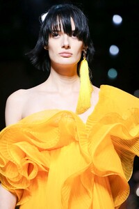 Givenchy-Haute-Couture-SS20-Paris-3528-1579638942.thumb.jpg.5398a5eedbec5b0c798bd000144a5a22.jpg