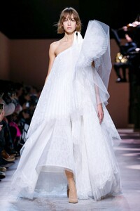 Givenchy-Haute-Couture-SS20-Paris-3543-1579638972.thumb.jpg.2bb6a448c22b06640da3620aaef9405f.jpg