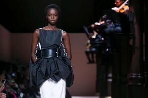 Givenchy-Haute-Couture-SS20-Paris-3588-1579639013.thumb.jpg.38055f1e9a4eda58b305355b809daa84.jpg
