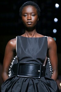 Givenchy-Haute-Couture-SS20-Paris-3591-1579639019.thumb.jpg.f4a6660e2c38b07054d0e077cf02931f.jpg