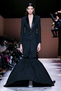 Givenchy-Haute-Couture-SS20-Paris-3597-1579639030.thumb.jpg.aded8ac2cbef1ec0105e54cb679fe037.jpg