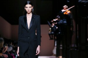 Givenchy-Haute-Couture-SS20-Paris-3599-1579639034.thumb.jpg.c3402ca4f9f764a9505c70e3401f15a8.jpg