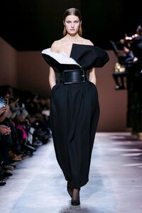 Givenchy-Haute-Couture-SS20-Paris-3607-1579639044.thumb.jpg.17a6eb7bccb149a3961e6ba1c9ab6bdd.jpg