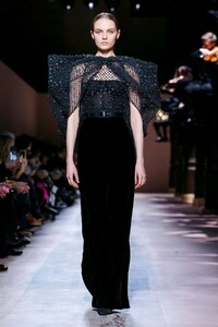 Givenchy-Haute-Couture-SS20-Paris-3614-1579639053.thumb.jpg.2fcdc3c1ef7ad9aa350a93a8e2004cbd.jpg