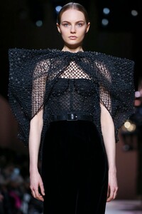 Givenchy-Haute-Couture-SS20-Paris-3617-1579639054.thumb.jpg.6448c3a34df43bc0ce27a4f80780d090.jpg