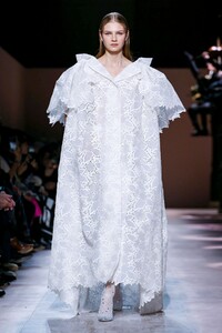 Givenchy-Haute-Couture-SS20-Paris-3646-1579639080.thumb.jpg.e257ba9f62790986ea3736081177fb74.jpg