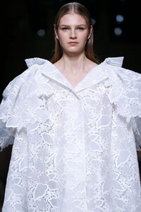 Givenchy-Haute-Couture-SS20-Paris-3652-1579639083.thumb.jpg.9e8ac60a82349457f454b3dd9a86ea82.jpg